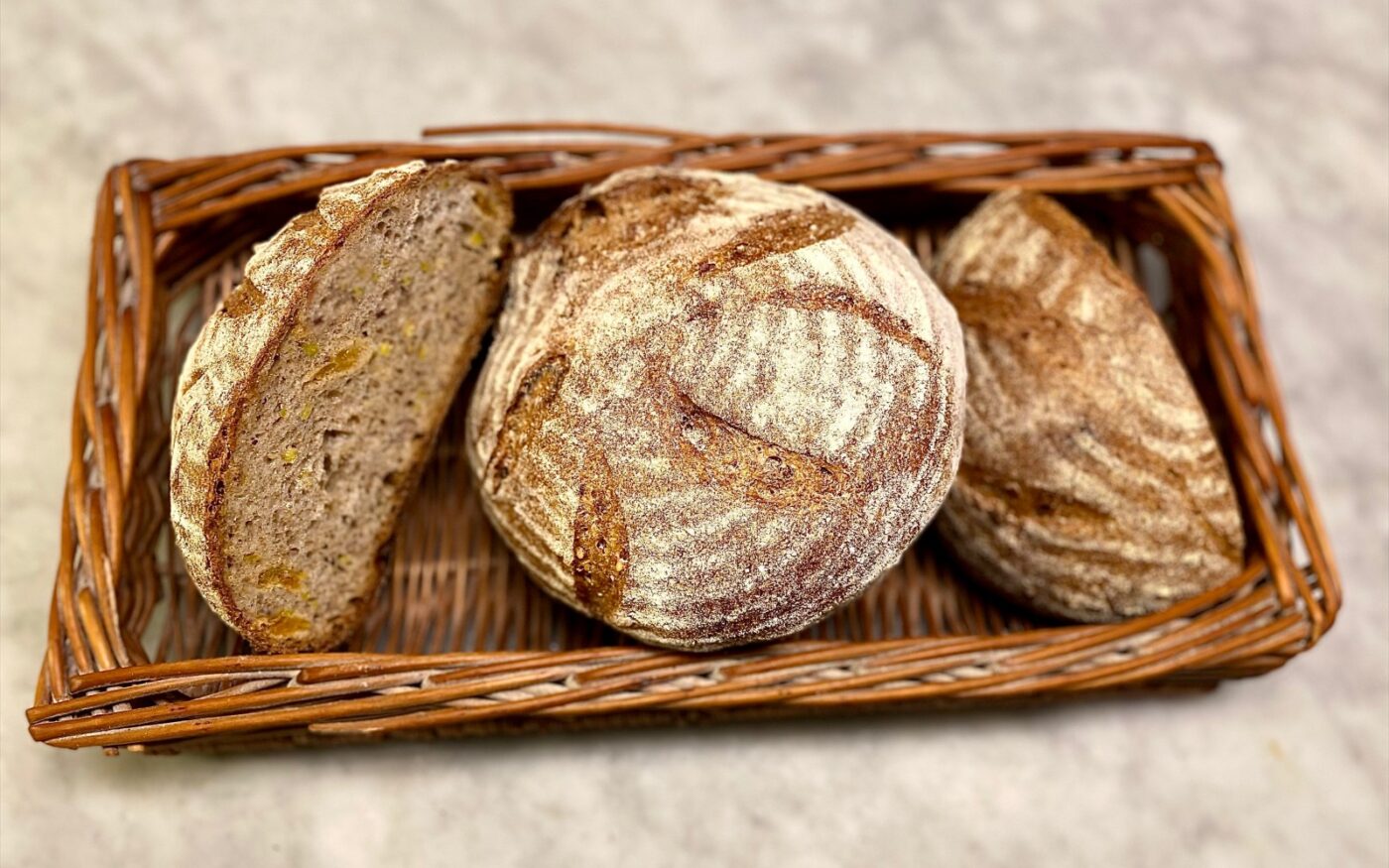 cesta di vimini con panfrutto noci e candito di zenzero