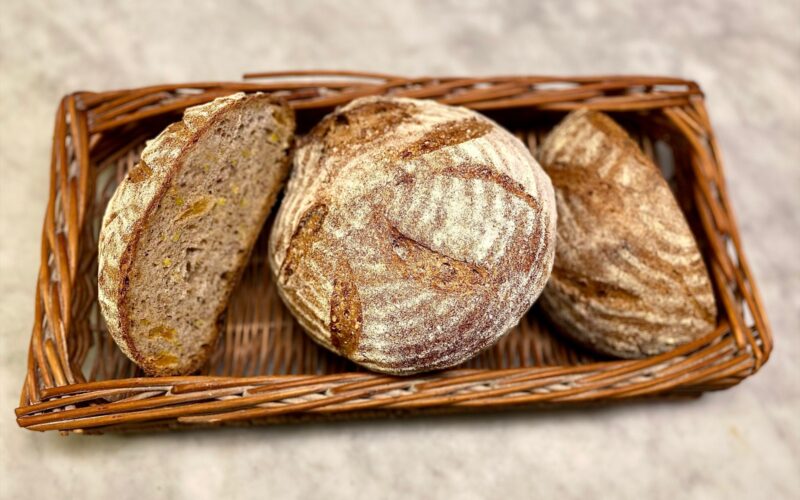 cesta di vimini con panfrutto noci e candito di zenzero