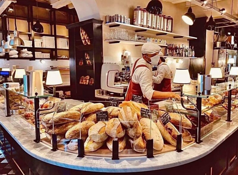 banco del forno Monteforte con 2 dipendenti dietro che servono