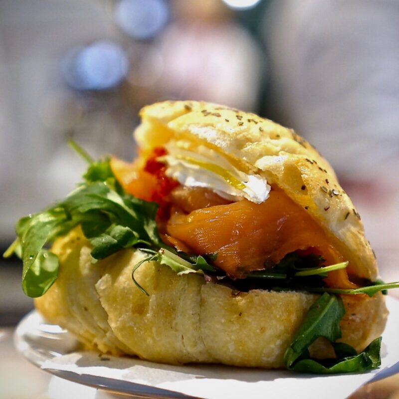 cornetto salato con salmone e rucola