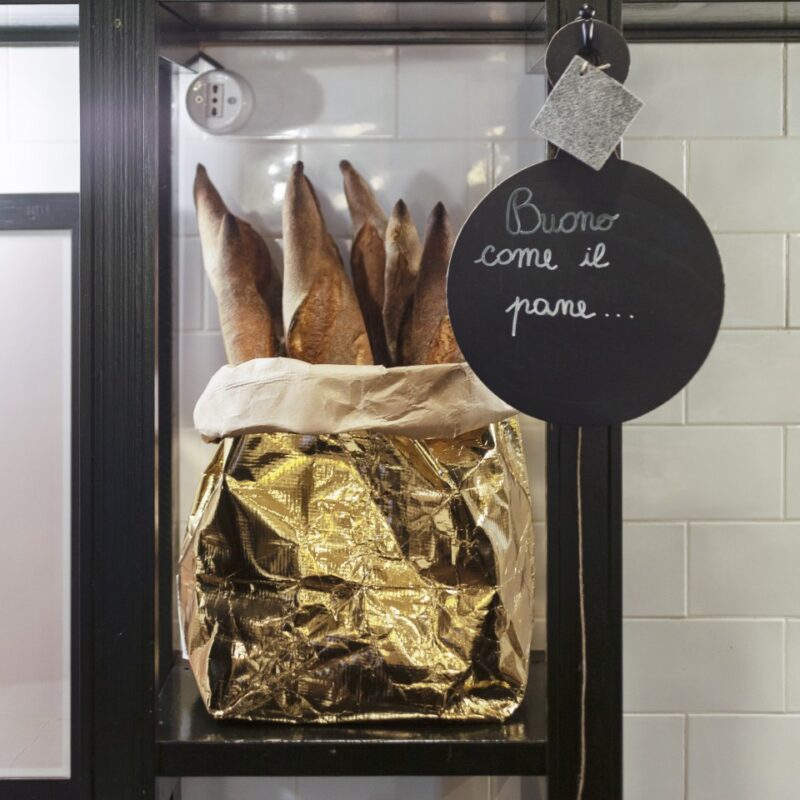 sacco con filoni del pane e scritta buono come il pane
