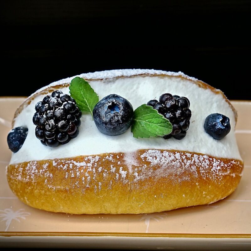 maritozzo con panna, mirtilli e more