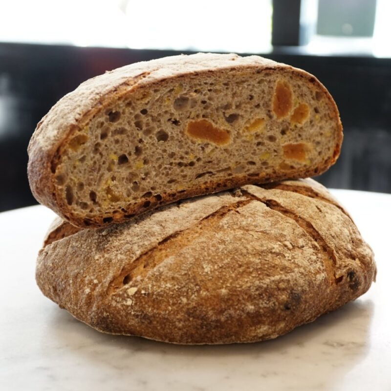pagnotta e mezza pagnotta di pane con frutta secca