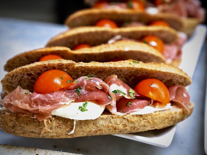 panini farciti con crudo, pomodorini e mozzarella