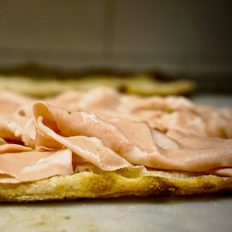 pizza bianca alla pala con mortadella sopra