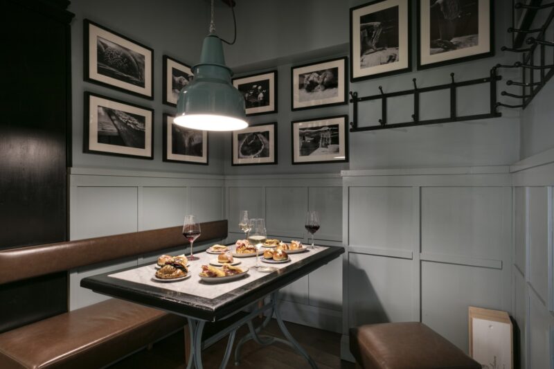 tavolo sociale con piatti e drink per aperitivo