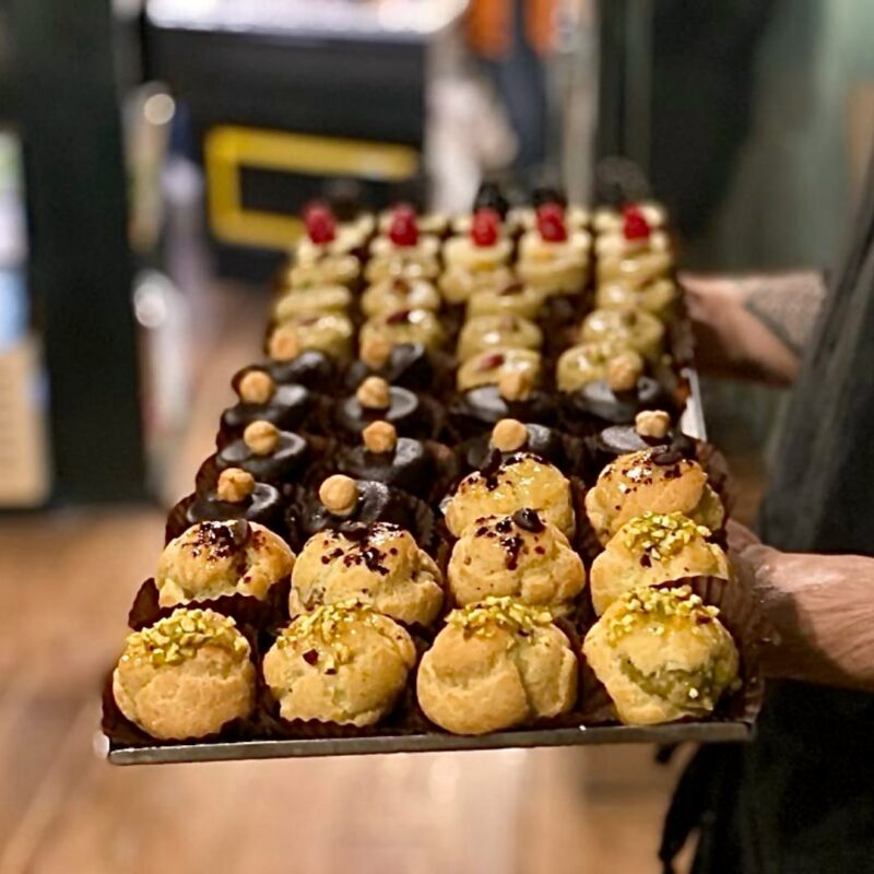 vassoio con pasticcini