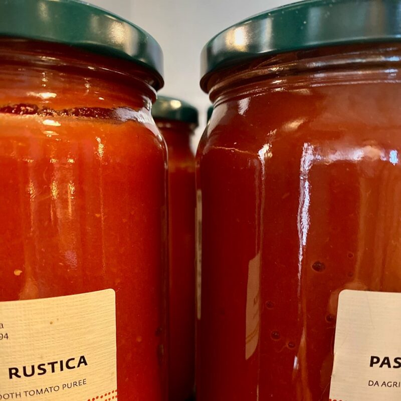 barattoli con conserva di pomodoro