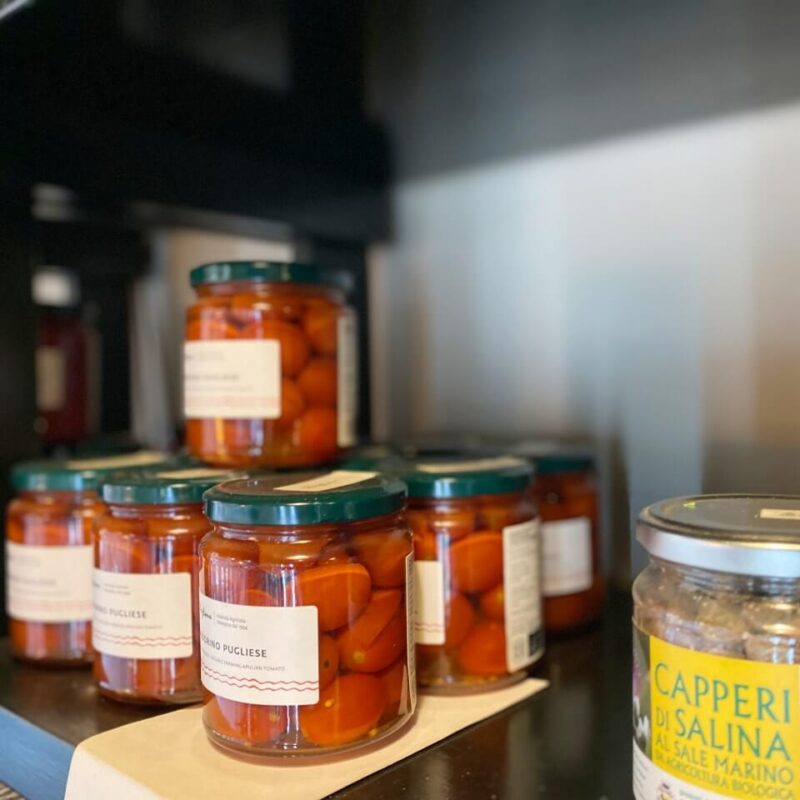 barattoli con pomodori e capperi di salina